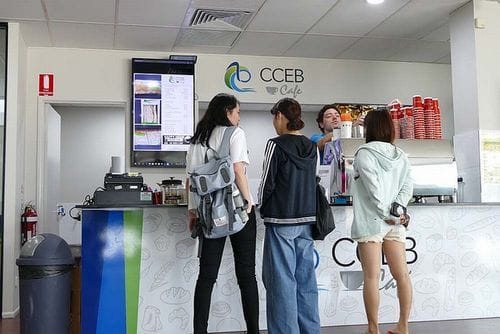 キャンパス内にCCEB Cafeというカフェがあります。 学生はここでコーヒーを購入することができます。 また、バリスタのトレーニングなどでも利用されています。