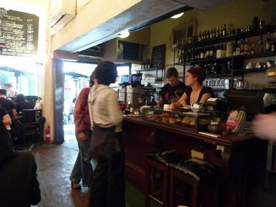 カフェが密集したストリート。店内よりも外のテーブルでくつろぐのが人気