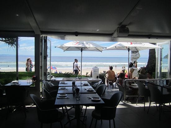海沿いの人気レストラン
