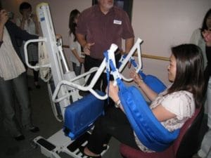 エイジドケア施設を訪問。これはワーカーが腰を傷めないためのリフト器具。患者さんをもちあげます。