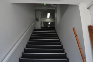 ドアを開けると、いきなり階段です。