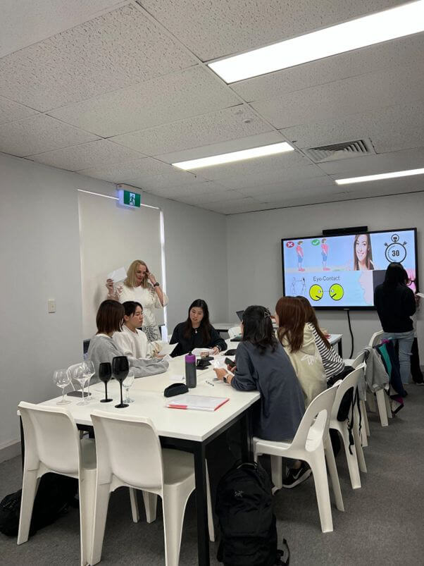 日本の学校と違って向き合って座ることが多いオーストラリアの語学学校