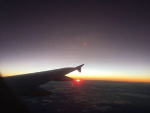 機内からの眺め。雲海から昇る朝日は感動的です