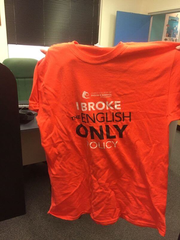 英語オンリールールを破ると着せられるTシャツ