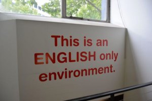 英語オンリールールを掲げている語学学校は多く罰則規定もあります。これも注意してください